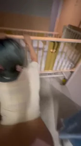 戴眼镜00后实习幼师有完整